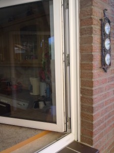 Foto: Fensterflügel mit neuen nachgerüsteten Sicherheitsbeschlägen